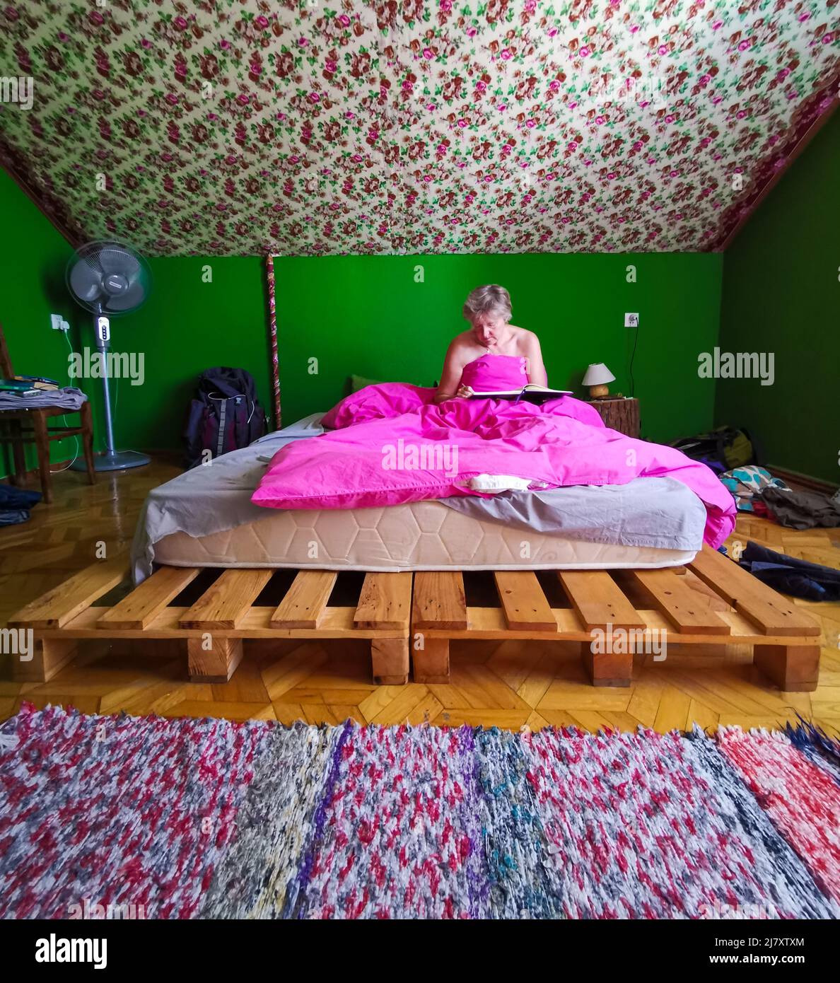 Una habitación de albergue en Tblisi, Georgia Foto de stock