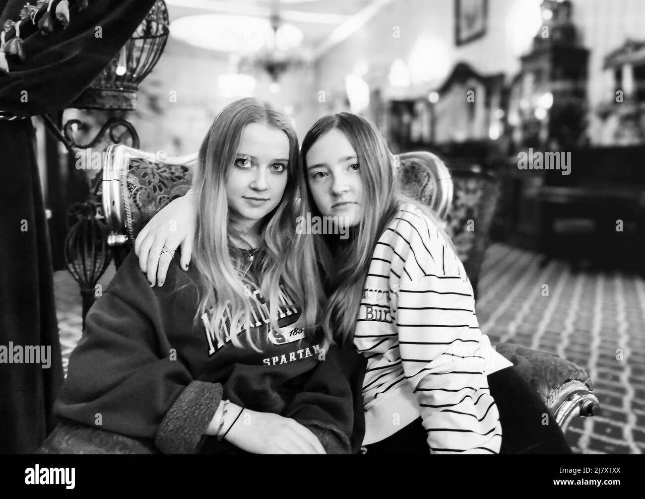 Dos hermanas en un hotel mirando a la cámara Foto de stock