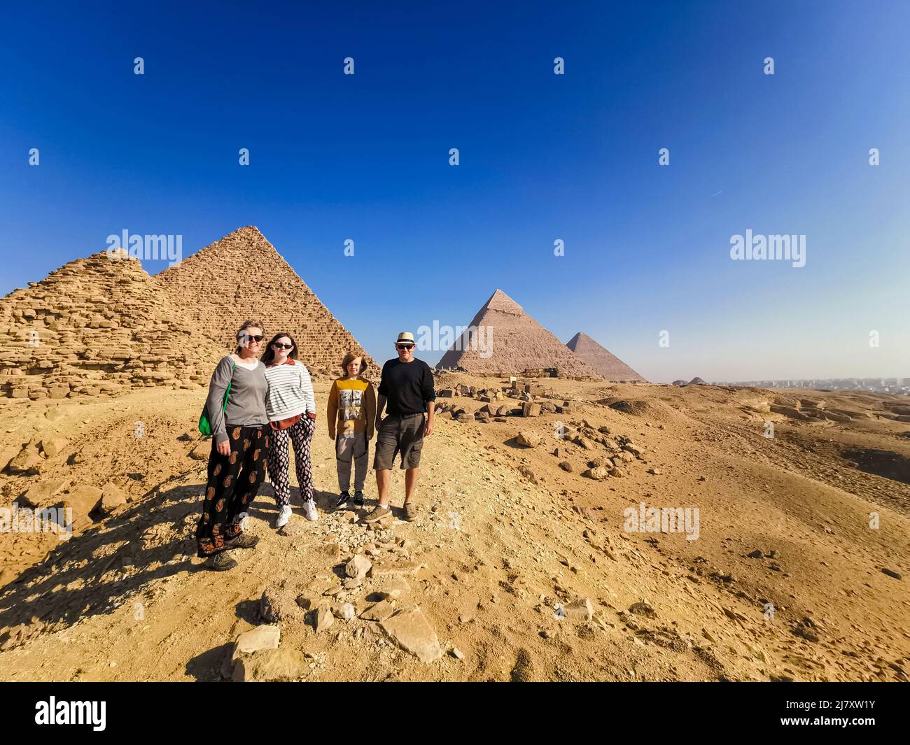 Unas vacaciones familiares a las pirámides durante el encierro sin nadie alrededor Foto de stock