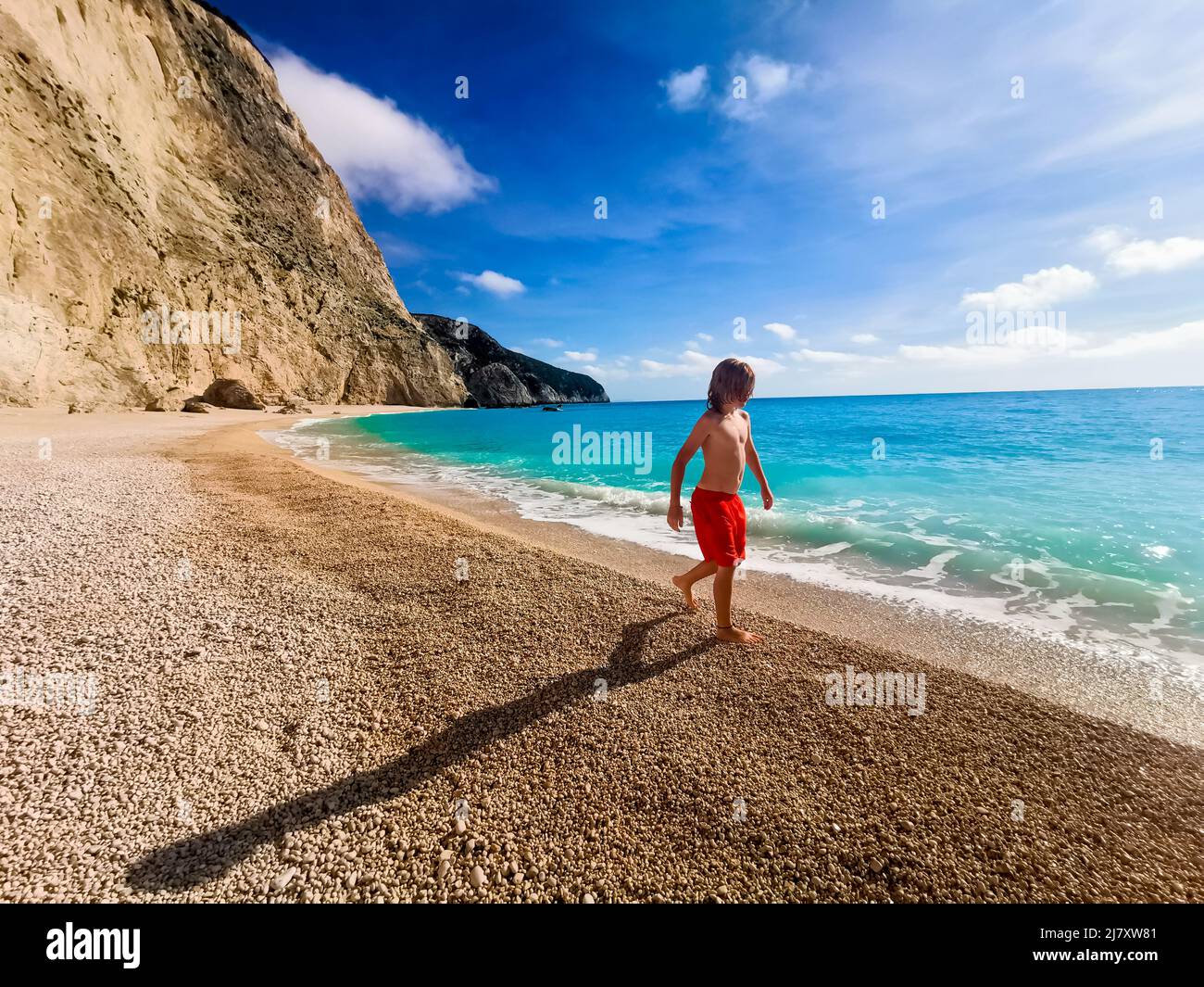 Un niño pequeño en una playa vacía, Porto Katsiki, Grecia Foto de stock