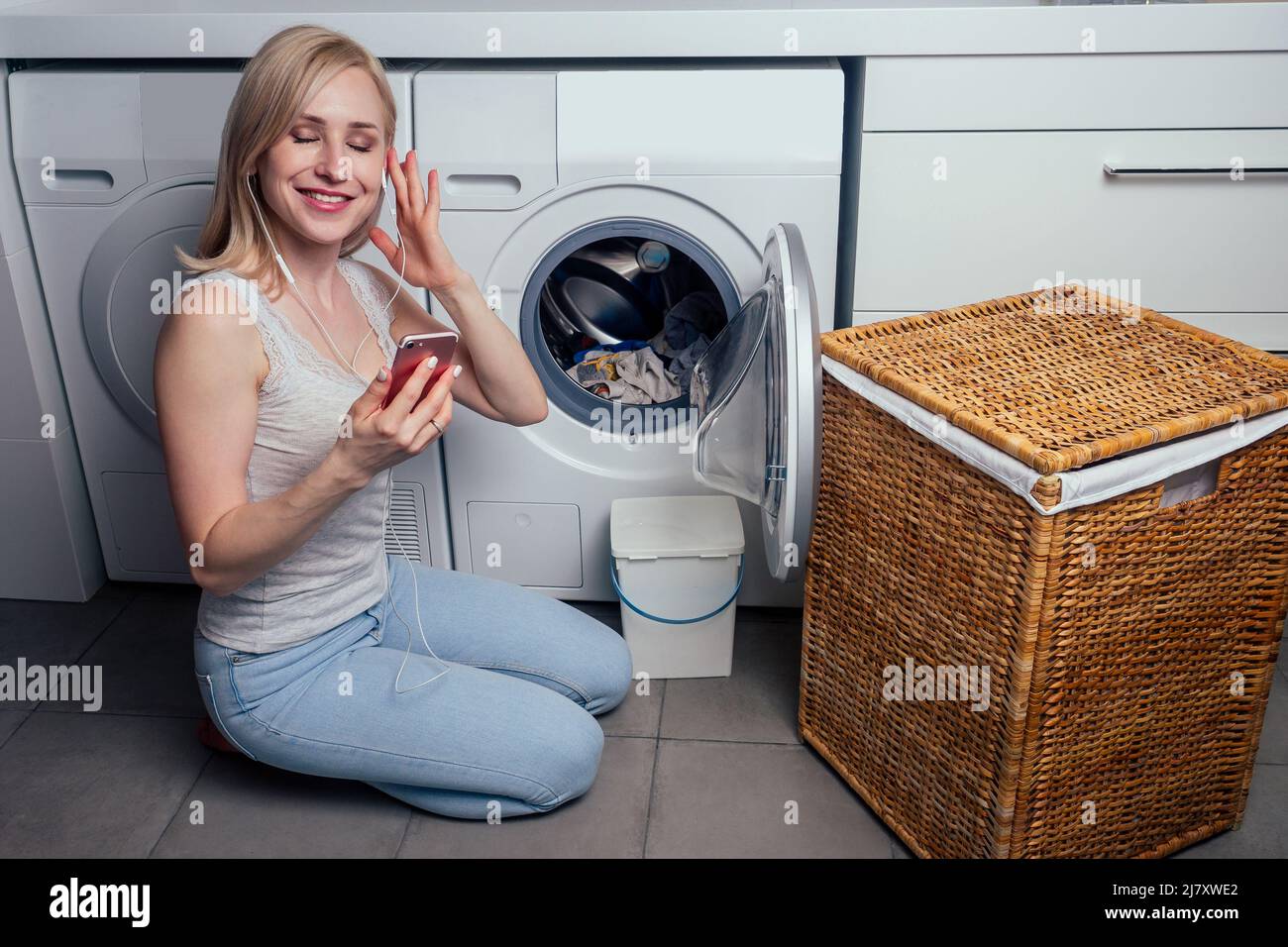 La ropa sucia en la canasta de lavado con cubo de plástico. Concepto de  casa diario quehacer Fotografía de stock - Alamy