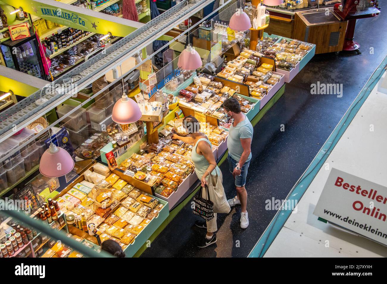 Compra de frutos secos en Kleinmarkthalle, mercado interior, Frankfurt, Alemania Foto de stock