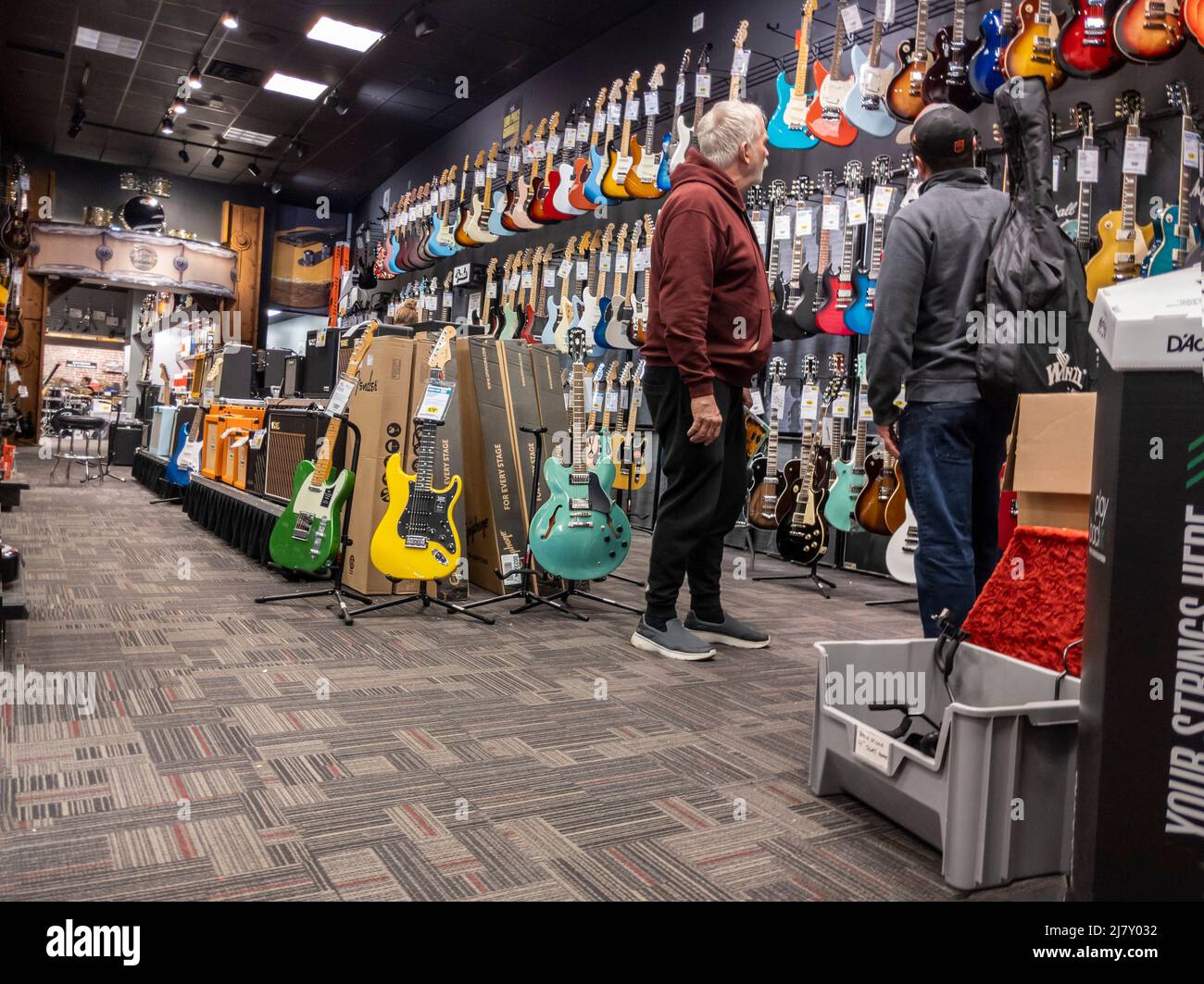 Complejo Perú muerto Lynnwood, WA EE.UU. - Alrededor de mayo de 2022: Personas que compran  guitarras eléctricas y otros instrumentos musicales y accesorios dentro de  una tienda del Centro de Guitarra Fotografía de stock - Alamy