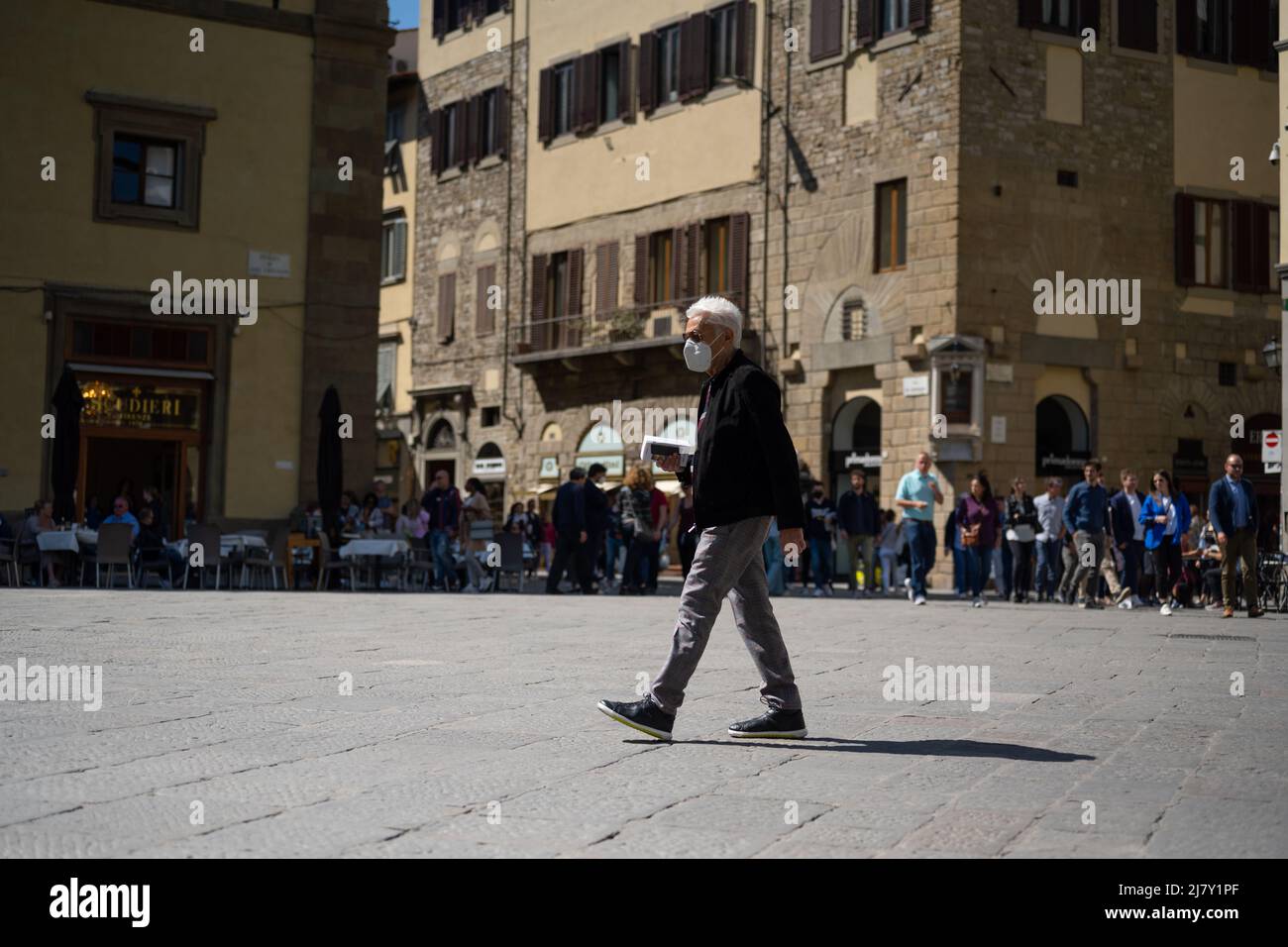Anciano caminando por la Piazza di San Giovanni en Florencia Foto de stock