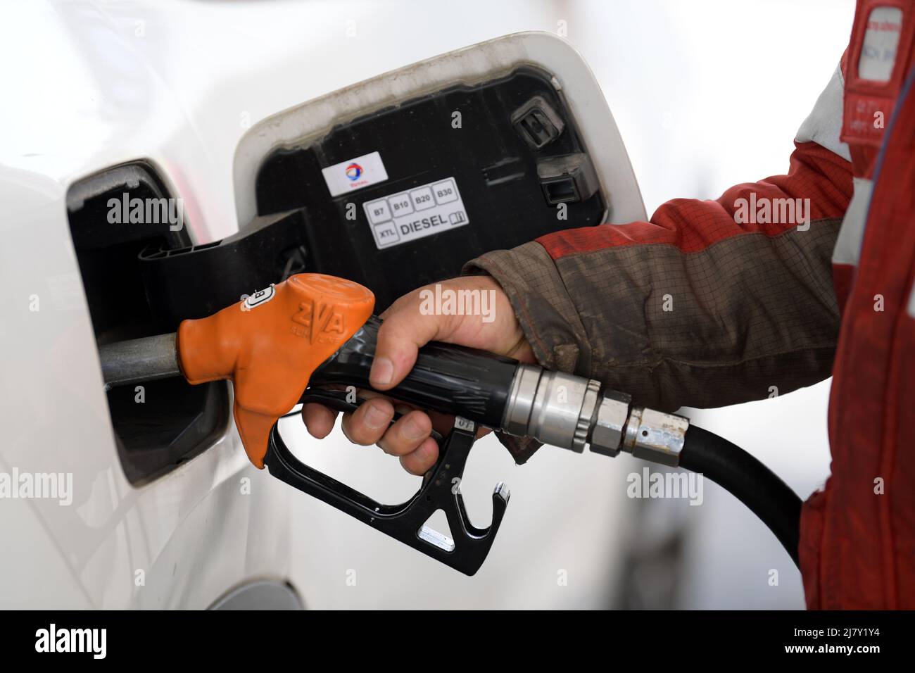Estambul, Turquía. 26th de Abr de 2022. Un empleado bombea gasolina a un coche en una gasolinera en Estambul, Turquía, 26 de abril de 2022. Según datos publicados por el Instituto Turco de Estadística, el índice de precios al consumo (IPC) de Turquía, un indicador principal de la inflación, subió un 69,97 por ciento en abril en comparación con el año anterior, el mayor aumento interanual desde 2002. Crédito: Shadati/Xinhua/Alamy Live News Foto de stock