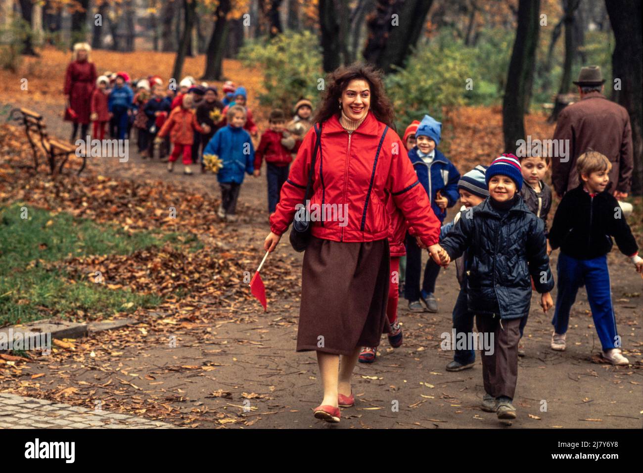 Niños preparados para una excursión escolar, Lviv, Ucrania oriental, octubre de 1989 Foto de stock