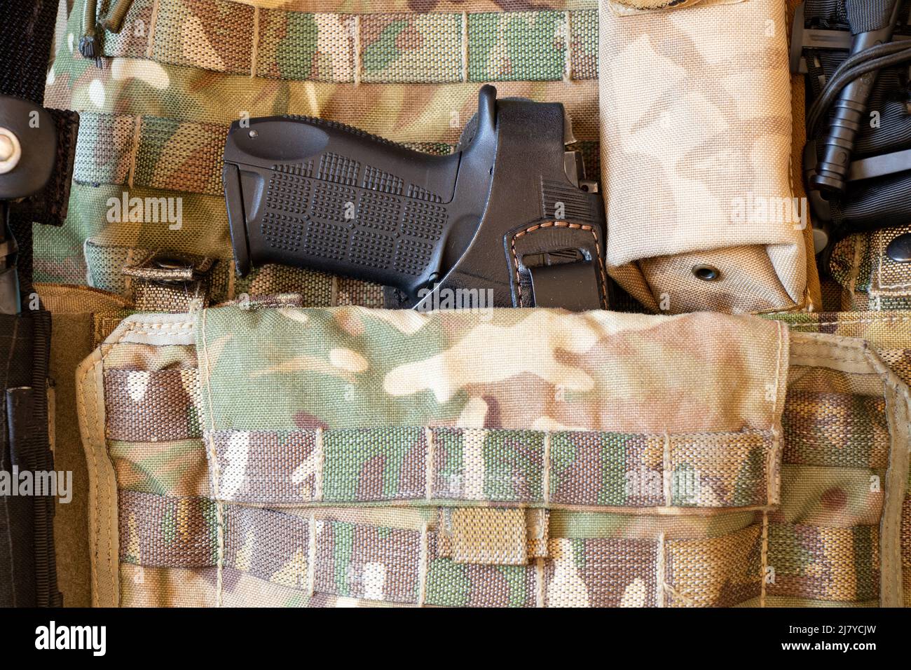Chaleco militar reforzado a prueba de balas y pistola, arma, uniforme de un soldado ucraniano en la guerra, ejército de Ucrania 2022 Foto de stock