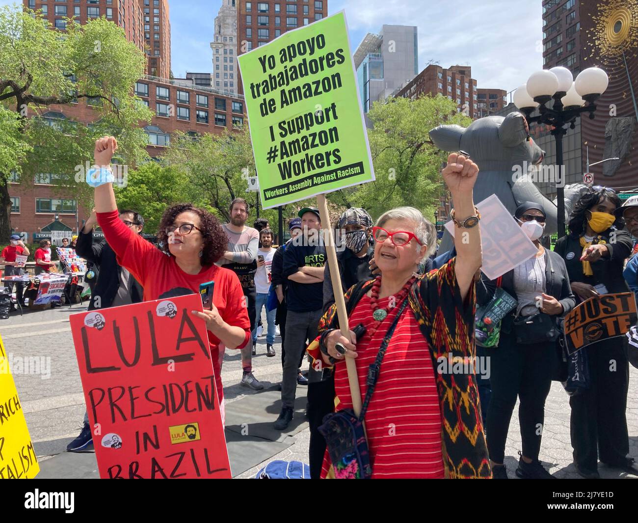 Activistas se congregan en Union Square Park en Nueva York el día de mayo, domingo, 1 de mayo de 2022. Miembros de numerosos grupos se unieron para apoyar la sindicalización y los ataques corporativos contra los trabajadores. (© Frances M. Roberts) Foto de stock