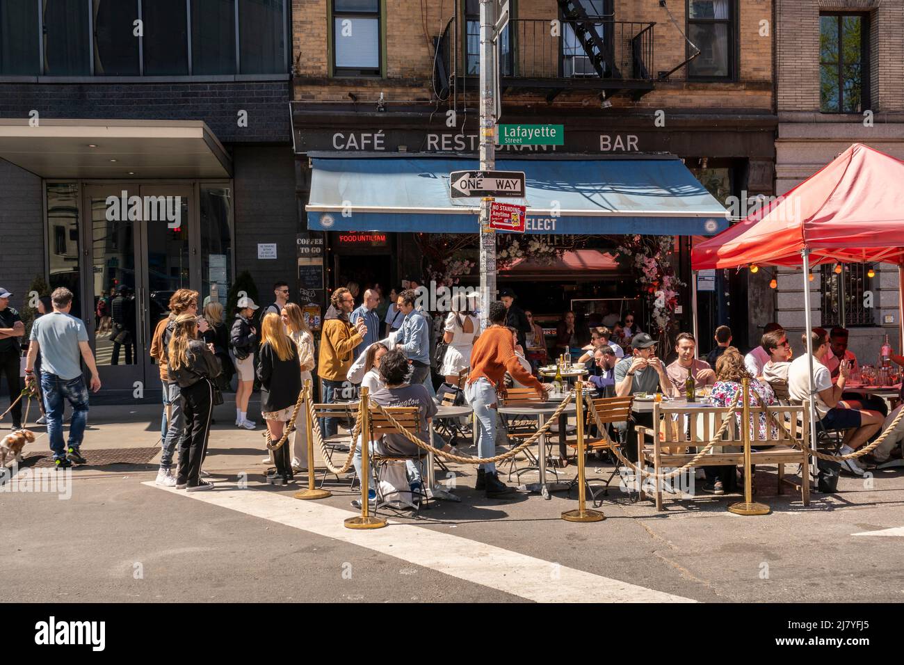 Restaurante muy concurrido en Soho en Nueva York el sábado, 30 de abril de 2022. Según se informa, los hábitos de gasto de los consumidores están cambiando debido a la inflación, ya que los compradores pueden elegir entre comprar algo o no. (© Richard B. Levine) Foto de stock