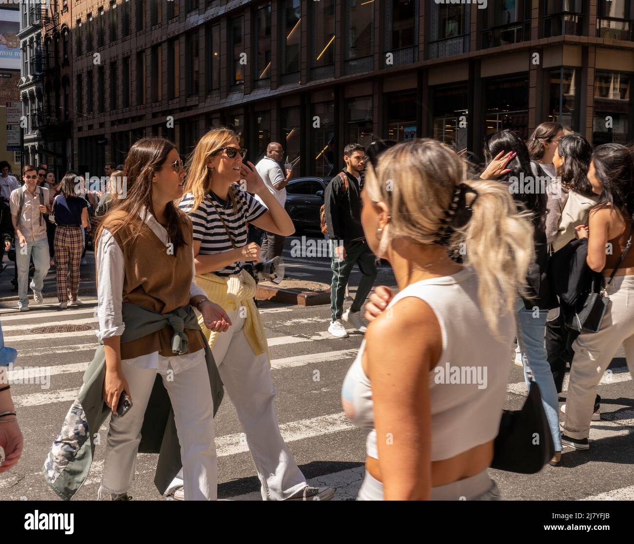 Multitudes de compradores en Soho en Nueva York el sábado, 30 de abril de 2022. Según se informa, los hábitos de gasto de los consumidores están cambiando debido a la inflación, ya que los compradores pueden elegir entre comprar algo o no. (© Richard B. Levine) Foto de stock