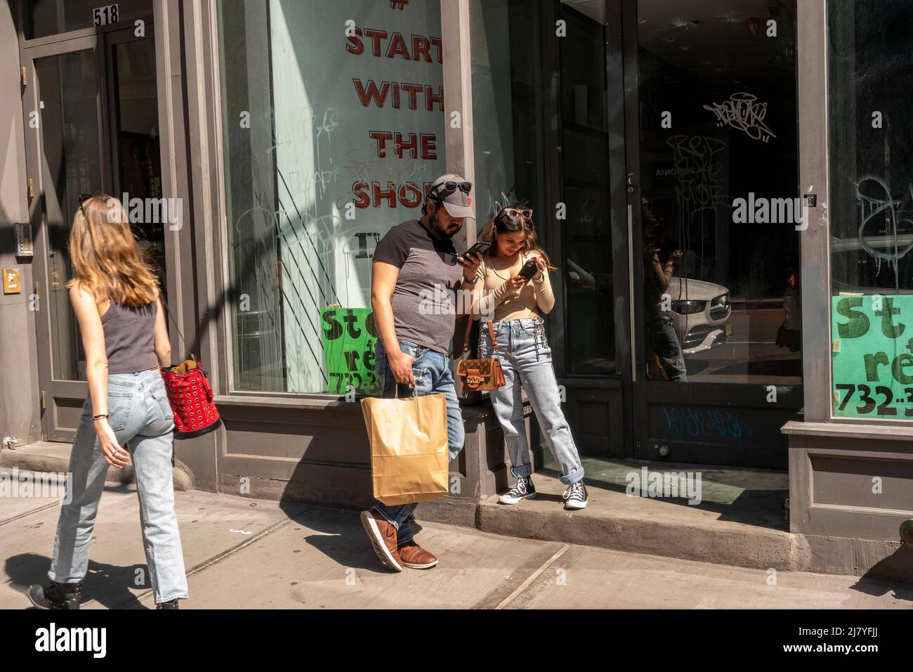 Multitudes de compradores en Soho en Nueva York el sábado, 30 de abril de 2022. Según se informa, los hábitos de gasto de los consumidores están cambiando debido a la inflación, ya que los compradores pueden elegir entre comprar algo o no. (© Richard B. Levine) Foto de stock