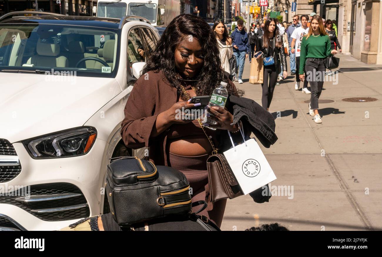 Multitudes de compradores en Soho en Nueva York el sábado, 30 de abril de 2022. Según se informa, los hábitos de gasto de los consumidores están cambiando debido a la inflación, ya que los compradores pueden elegir entre comprar algo o no. (© Richard B. Levine) Foto de stock