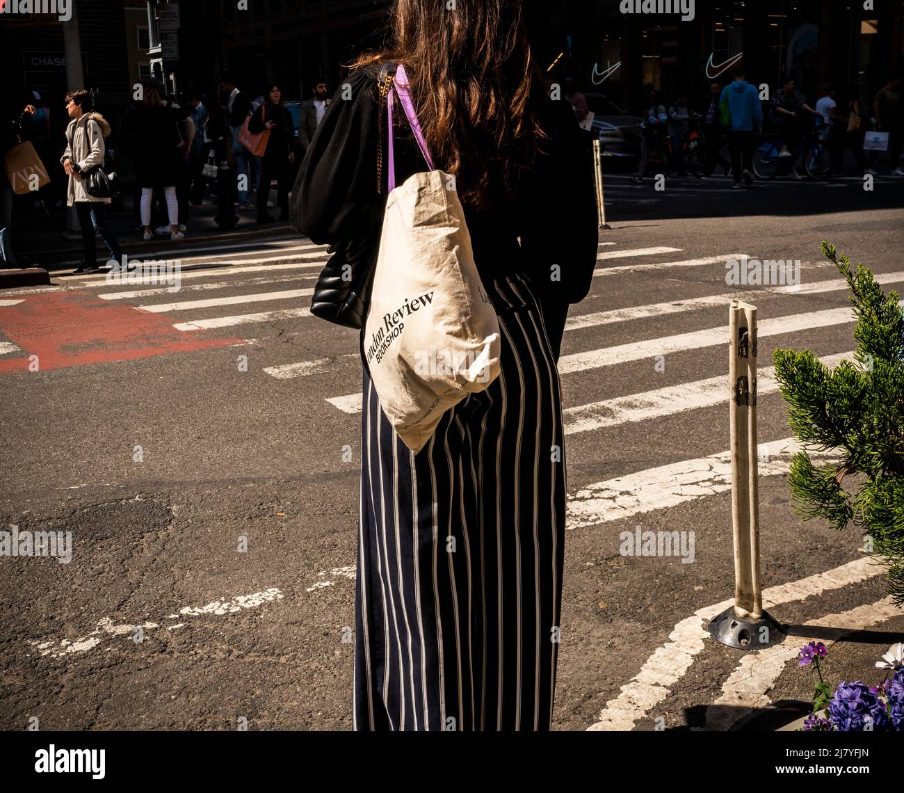 Multitudes de compradores en Soho en Nueva York el sábado, 30 de abril de 2022. Según se informa, los hábitos de gasto de los consumidores están cambiando debido a la inflación, ya que los compradores pueden elegir entre comprar algo o no. (© Richard B. Levine) Foto de stock