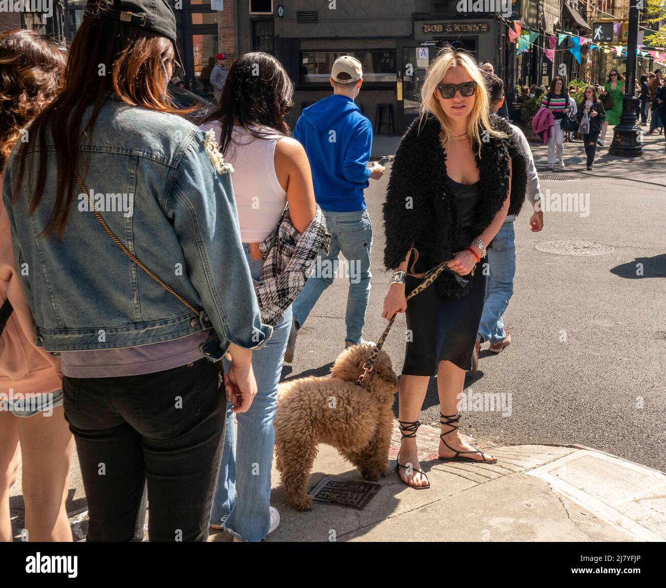 Multitudes de compradores en Soho en Nueva York el sábado, 30 de abril de 2022. Según se informa, los hábitos de gasto de los consumidores están cambiando debido a la inflación, ya que los compradores pueden elegir entre comprar algo o no. (© Richard B. Levine) Foto de stock