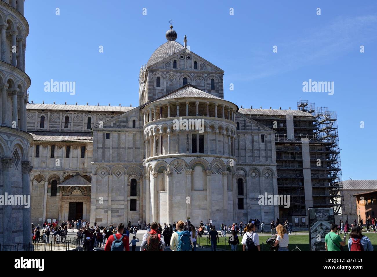 Pisa, Italia - 17 de abril de 2022: Torre inclinada de pisa y edificios en un soleado día de primavera Foto de stock
