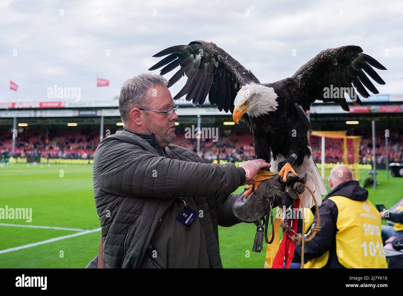 DEVENTER, PAÍSES BAJOS - 11 DE MAYO: El Águila de las Águilas Adelante  durante el partido Eredivisie holandés entre las Águilas Adelante y el  Feyenoord en De Adelaarshorst el 11 de mayo