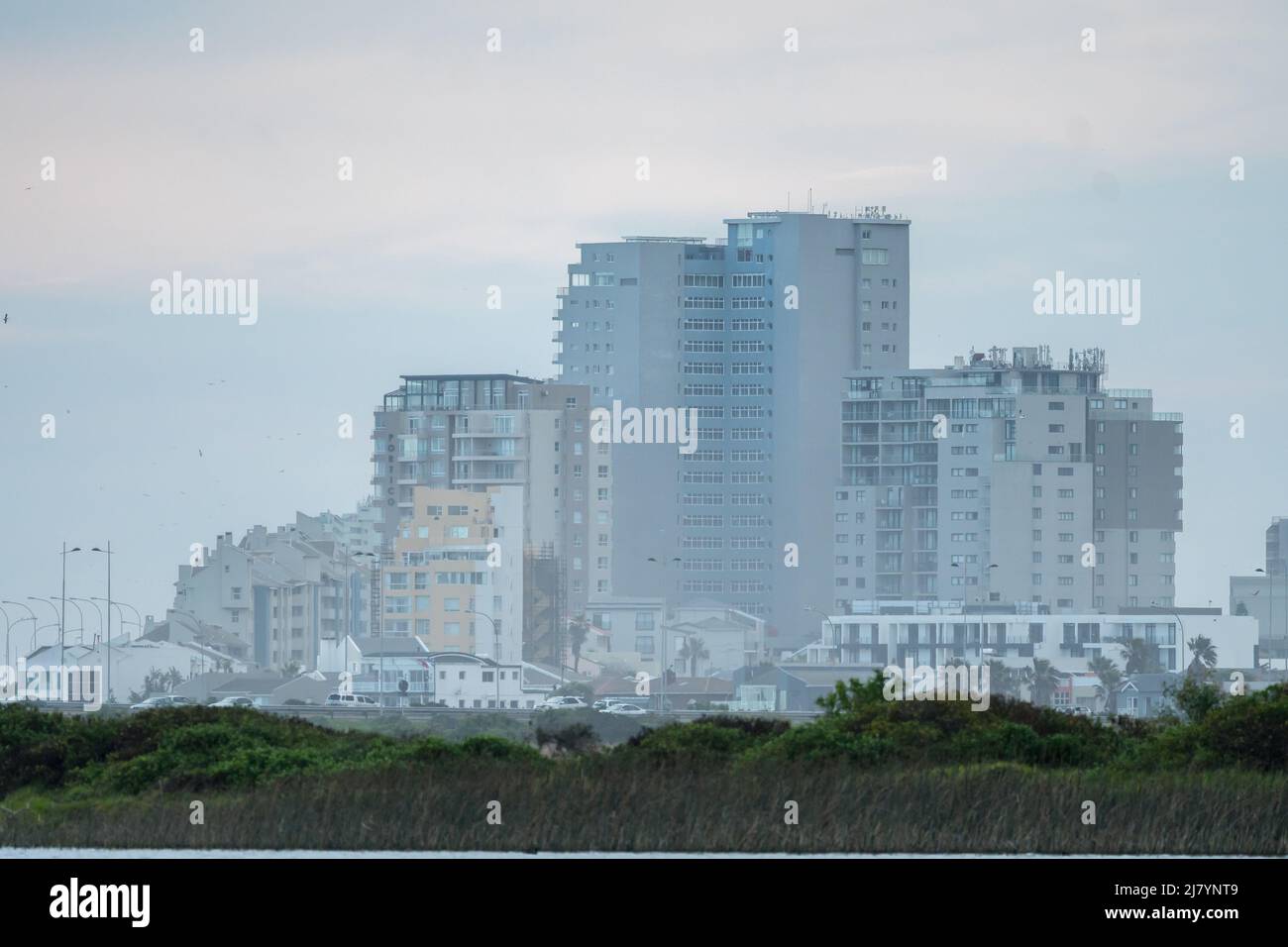 Bloubergstrand paisaje urbano de edificios, apartamentos y condominios en la carretera frente a la playa Ciudad del Cabo, Sudáfrica Foto de stock
