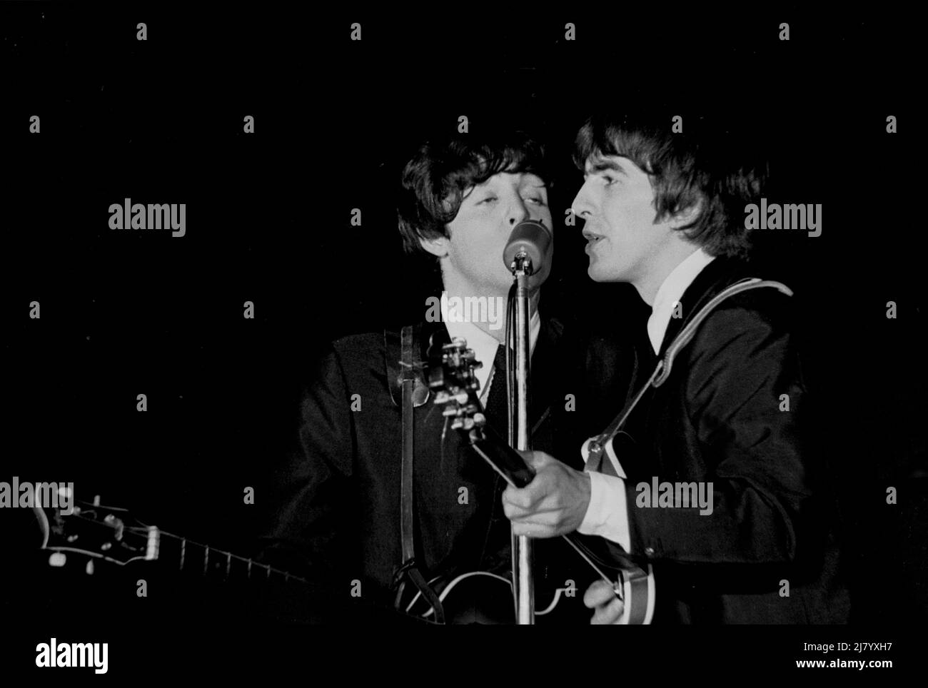 Paul McCartney y George Harrison, The Beatles, 1964 Foto de stock
