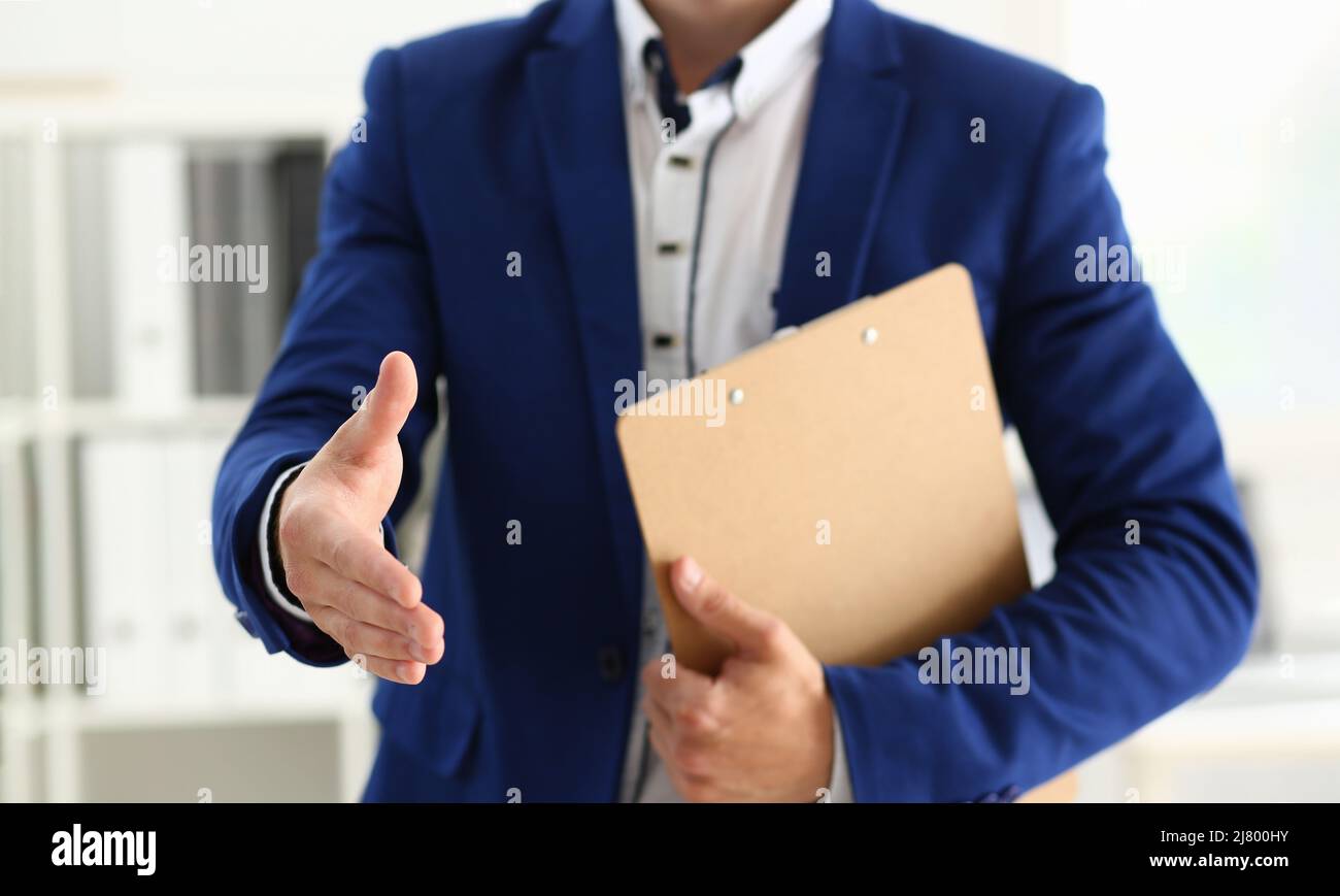 Hombre de negocios dispuesto a estrechar la mano, confirmar el trato, apoyar la decisión, terminar la discusión Foto de stock