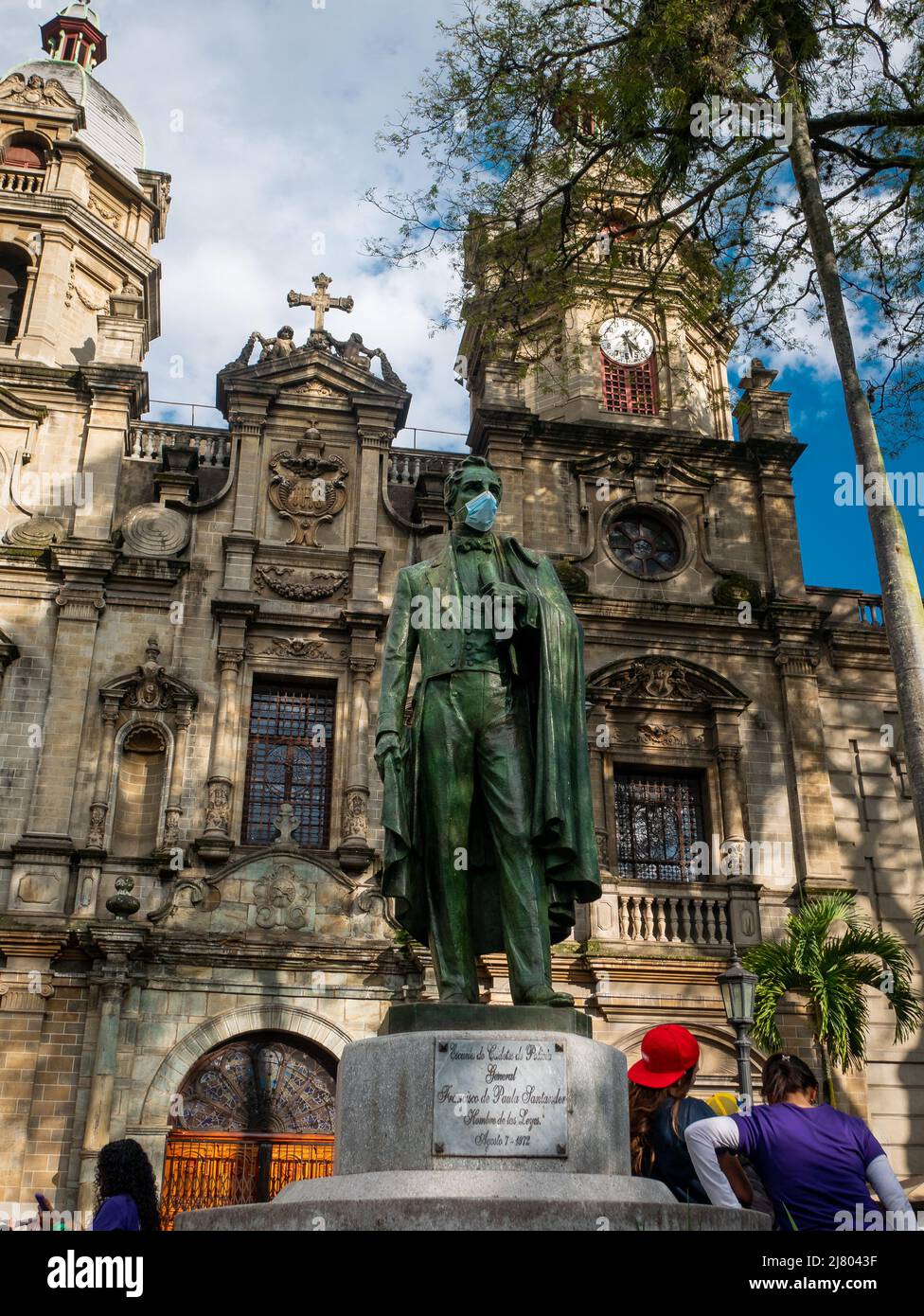 Medellín, Antioquia, Colombia - Marzo 8 2022: Estatua con Máscara para la Protección contra el Virus Covid-19 y su Variante Omicra Foto de stock