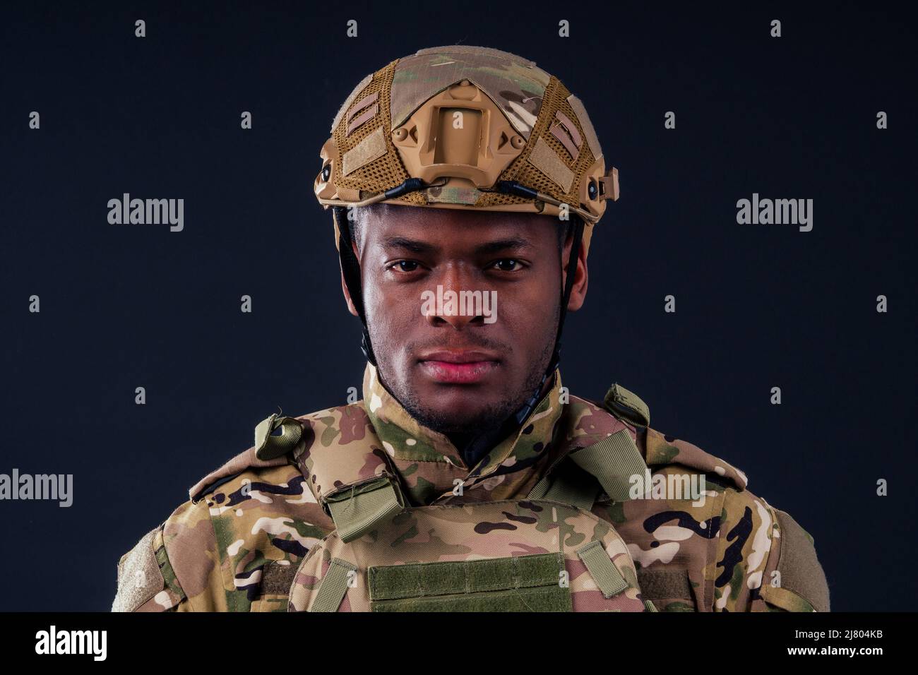 Hombre orgulloso en traje militar Fotografía de stock - Alamy