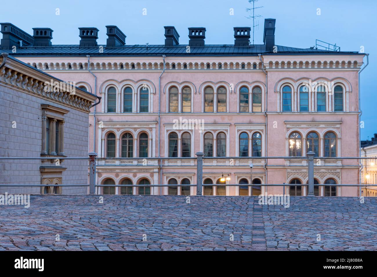 Edificio histórico iluminado cerca de la plaza del Senado en Helsinki Foto de stock