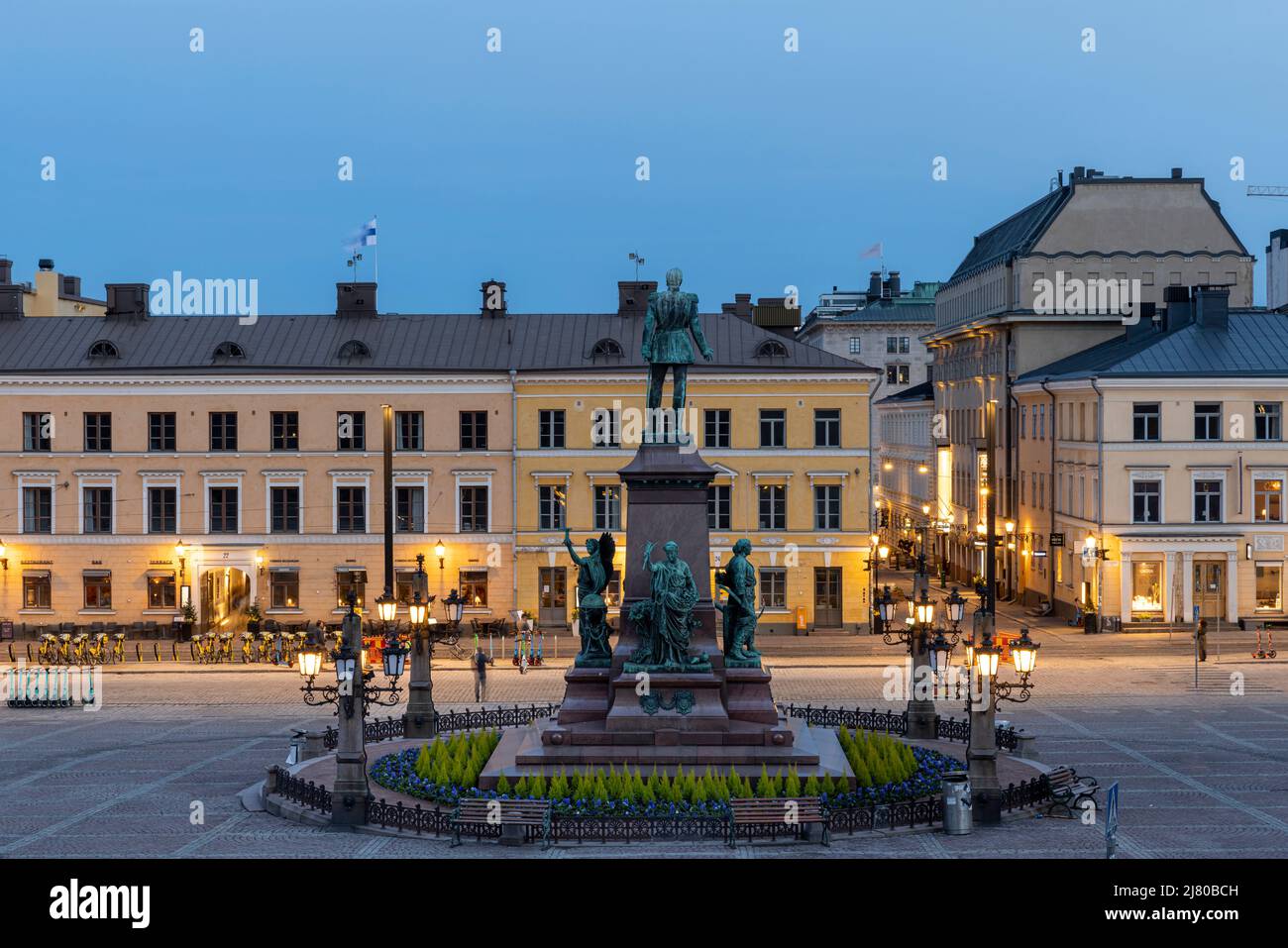 Edificio histórico iluminado cerca de la plaza del Senado en Helsinki Foto de stock