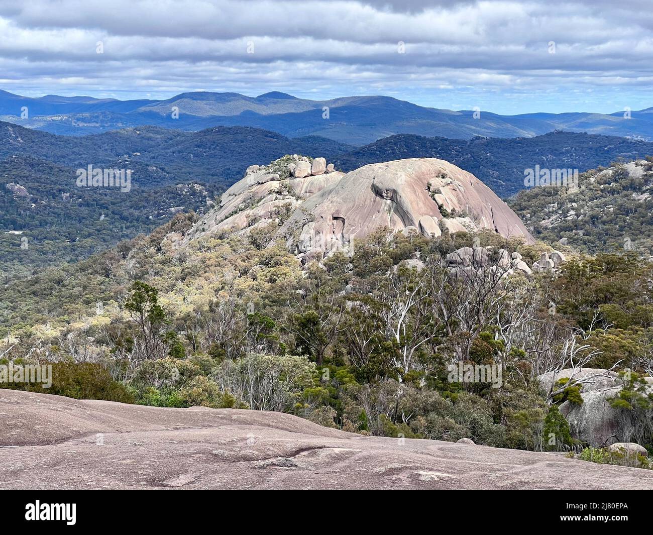 Vista de las Pirámides desde Slip Rock, Parque Nacional Girraween, Queensland, Australia Foto de stock