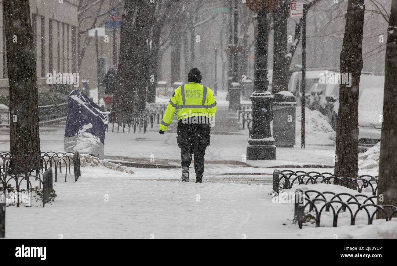 NUEVA YORK, N.Y. – 18 de febrero de 2021: Una persona es vista en Battery Park City durante una tormenta de invierno. Foto de stock