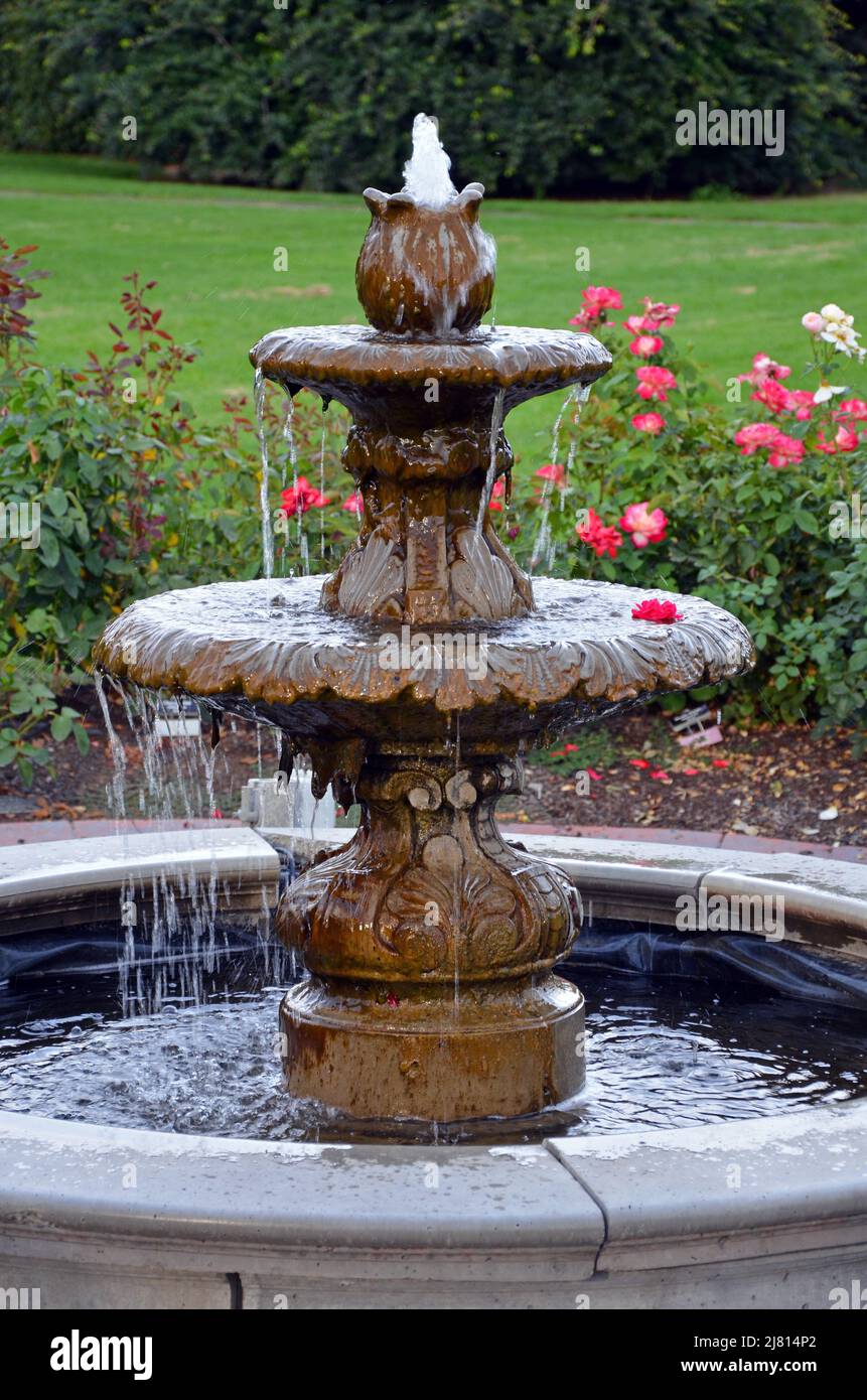 Fuente de agua decorativa fotografías e imágenes de alta resolución - Alamy