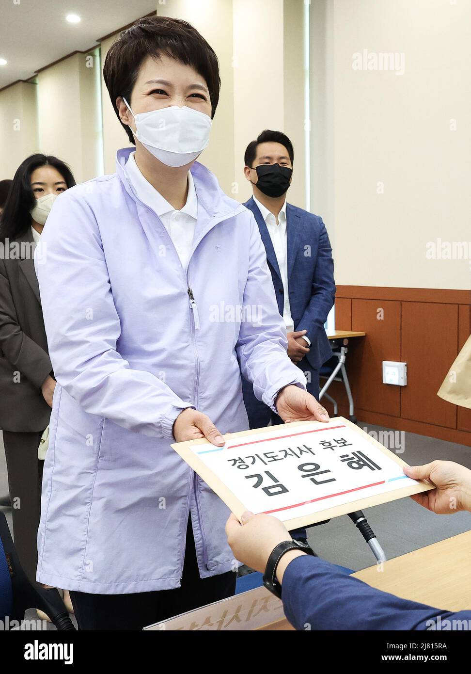 12th de mayo de 2022. Candidato a la carrera gubernatorial de Gyeonggi Kim Eun-hye, candidato del gobernante Partido del Poder Popular, registra su candidatura para la elección gubernatorial de Gyeonggi en una oficina de la Comisión Nacional Electoral en Suwon, la capital de la provincia de Gyeonggi, el 12 de mayo de 2022. La elección se llevará a cabo como parte de las elecciones locales del 1 de junio para elegir alcaldes, gobernadores y superintendentes de educación. Crédito: Yonhap/Newcom/Alamy Live News Foto de stock