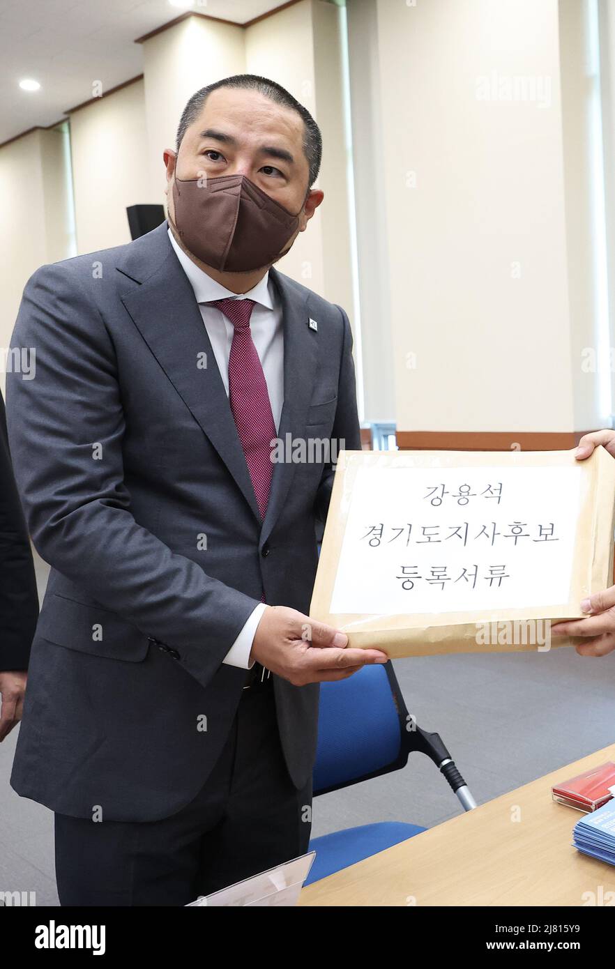 12th de mayo de 2022. Candidato para la carrera gubernatorial de Gyeonggi El candidato independiente Kang Yong-seok registra su candidatura para la elección gubernatorial de Gyeonggi en una oficina de la Comisión Electoral Nacional en Suwon, la capital de la provincia de Gyeonggi, el 12 de mayo de 2022. La elección se llevará a cabo como parte de las elecciones locales del 1 de junio para elegir alcaldes, gobernadores y superintendentes de educación. Crédito: Yonhap/Newcom/Alamy Live News Foto de stock