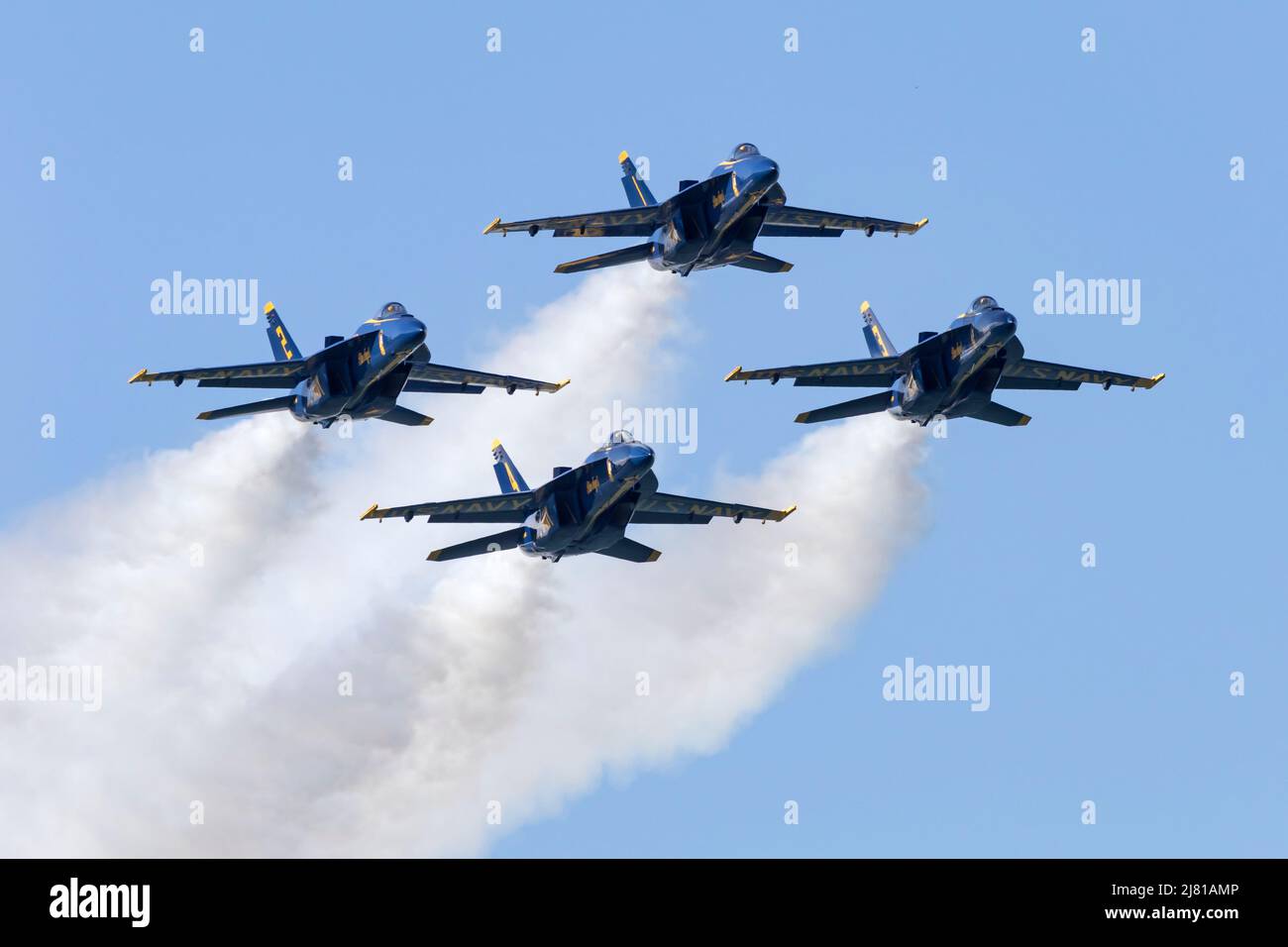 Blue Angels F/A-18E Super Hornets en formación de diamantes durante una demostración de vuelo de la Semana de la Flota de San Francisco en 2021. Foto de stock