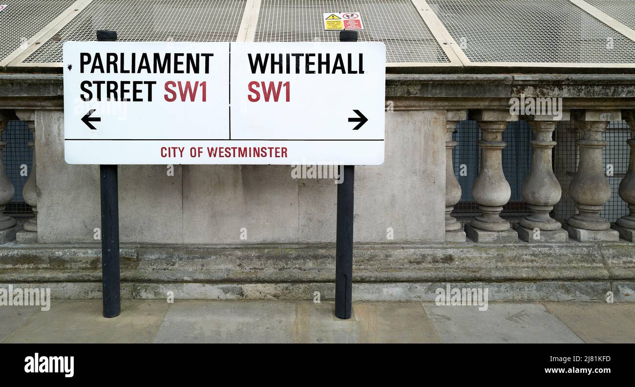 Señal de la calle para Parliament Street y Whitehall, Westminster, Londres SW1, Inglaterra. Foto de stock