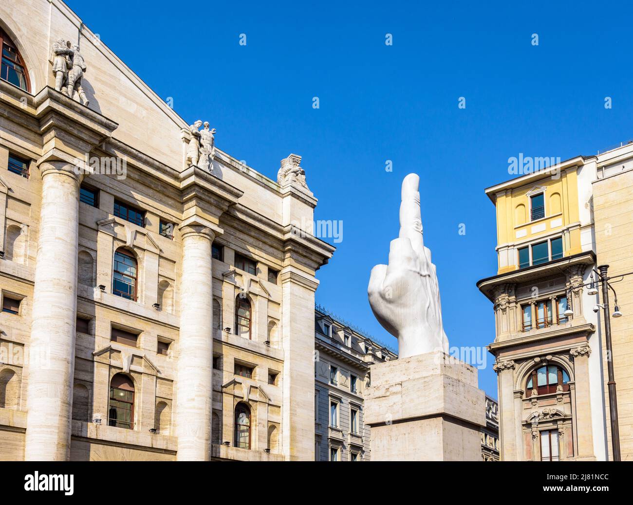 'L.O.V.E.', dijo 'Il Dito' (El dedo), es una escultura de Maurizio Cattelan situada frente a la bolsa italiana en Milán, Italia. Foto de stock