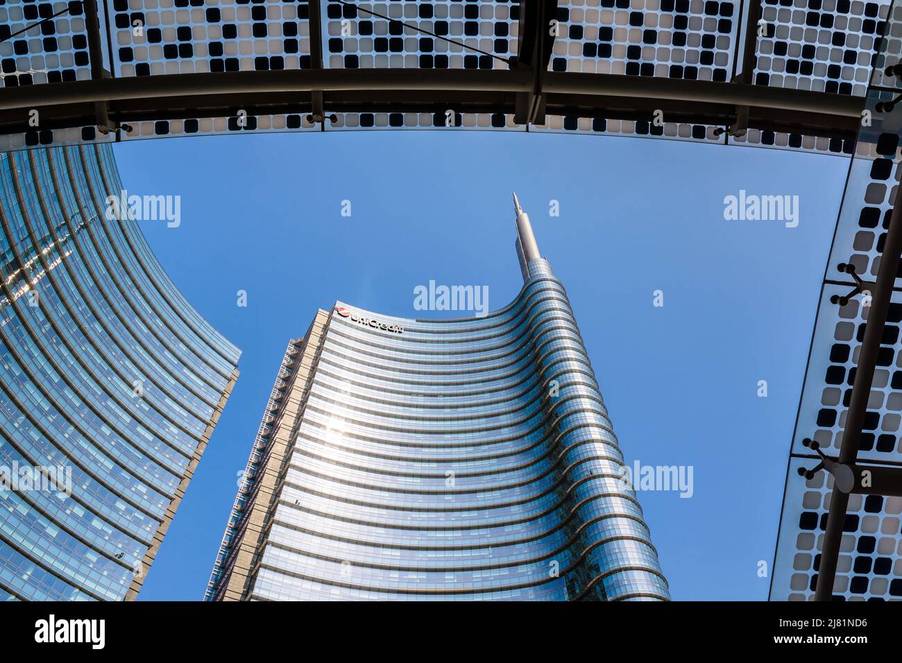 Vista en ángulo bajo de la torre UniCredit, sede del banco UniCredit en el distrito de Porta Nuova en Milán, Italia. Foto de stock