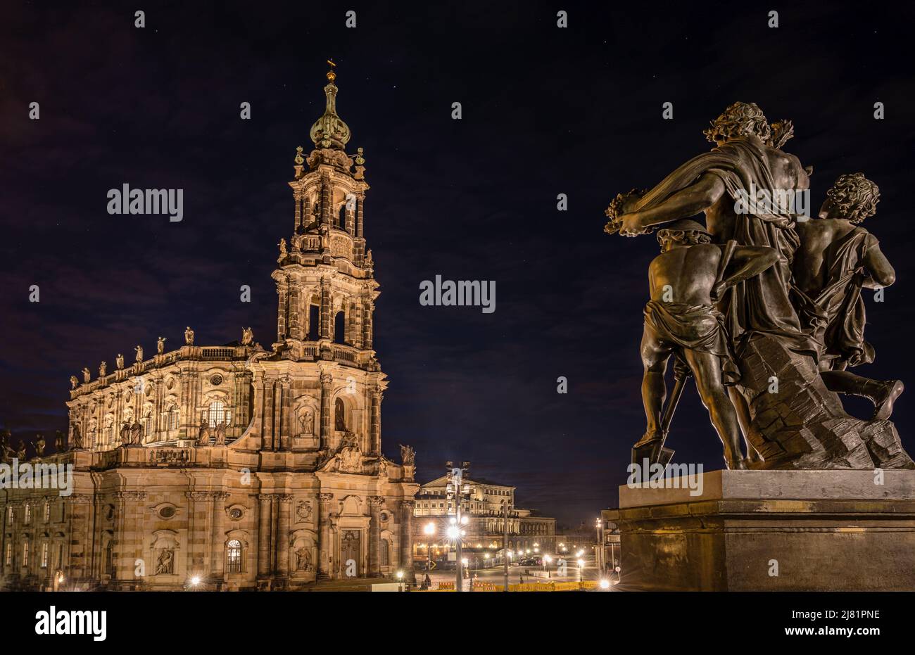 Foto nocturna de Dresden Hofkirche en Schlossplatz y parte del grupo de esculturas 'Cuatro veces del día' de Johannes Schilling Foto de stock