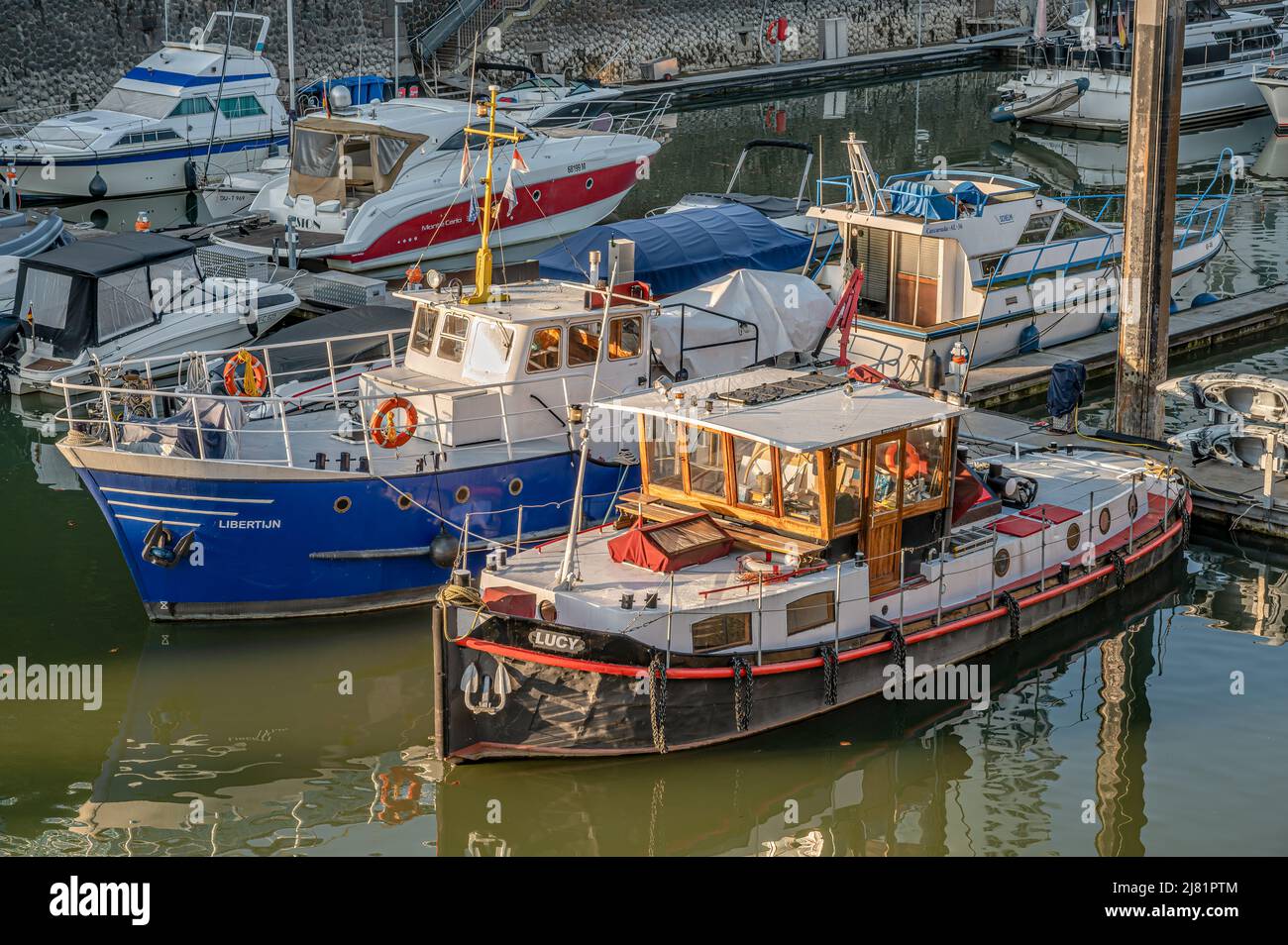 Barcos de pesca en Media Harbour Düsseldorf, NRW, Alemania Foto de stock