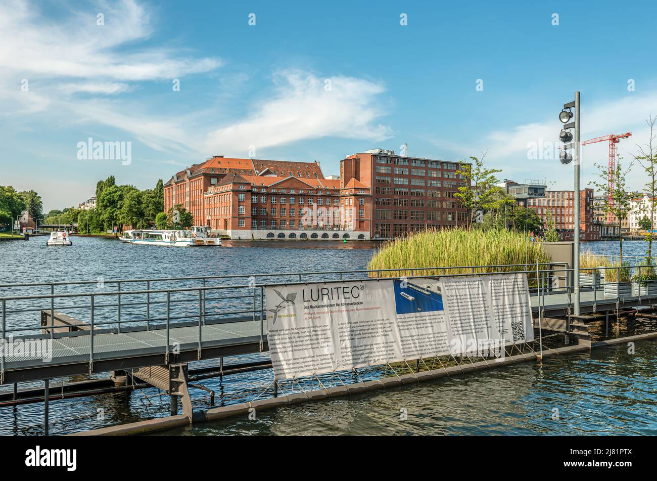 Planta piloto de LURITEC de un nuevo sistema de cuencas de desbordamiento de aguas pluviales en el río Spree, Berlín, Alemania Foto de stock