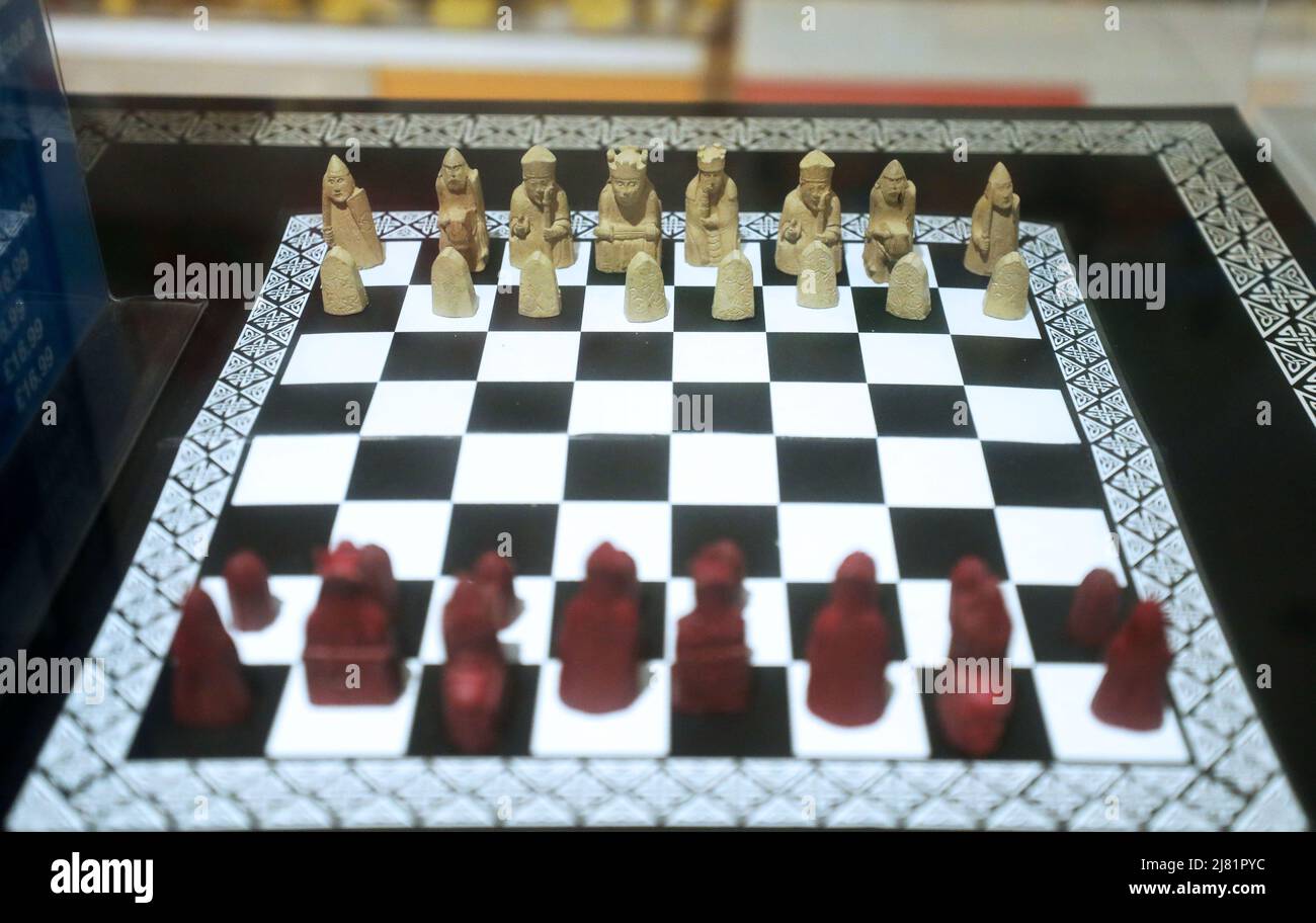 Piezas de ajedrez: 32 piezas de marfil rojo y blanco sin placa .. Número  completo de parados de un juego de ajedrez. Dieciséis con piezas de marfil  teñidas en rojo: Estas son