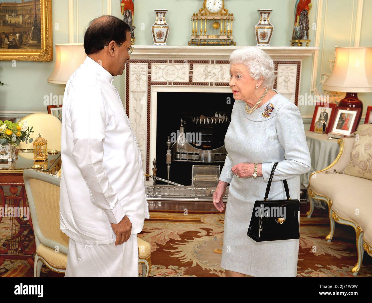 Foto del archivo fechada el 11/03/15, de la Reina Isabel II con el broche de Sri Lanka para reunirse con el Presidente de Sri Lanka. El famoso Diádem Diamante de la Reina y las joyas de la colección del monarca se van a mostrar en las residencias reales para conmemorar el Jubileo Platino. Fecha de emisión: Jueves 12 de mayo de 2022. Foto de stock
