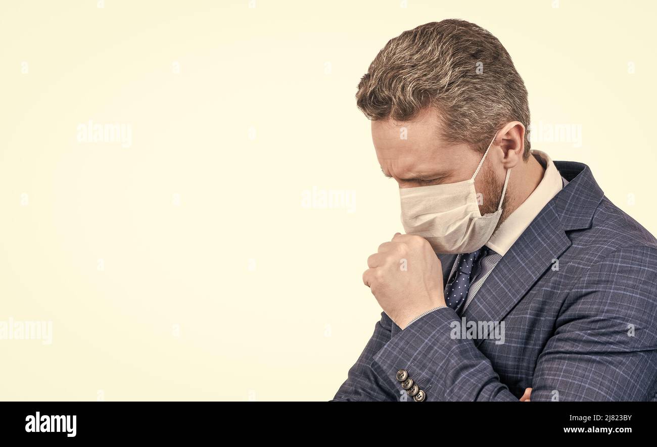Hombre de negocios enfermo tos en máscara con síntomas coronavirus aislados en espacio de copia blanca, covid-19 Foto de stock