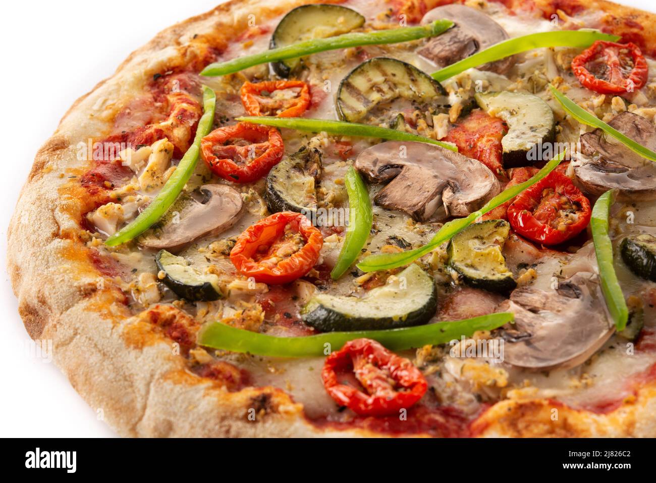 Pizza vegetariana con calabacín, tomate, pimientos y champiñones aislados sobre fondo blanco Foto de stock