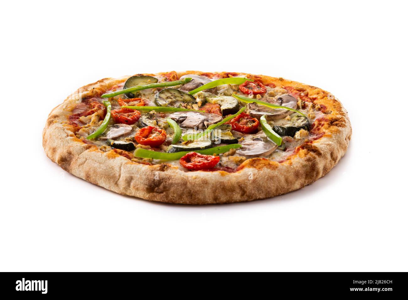 Pizza vegetariana con calabacín, tomate, pimientos y champiñones aislados sobre fondo blanco Foto de stock