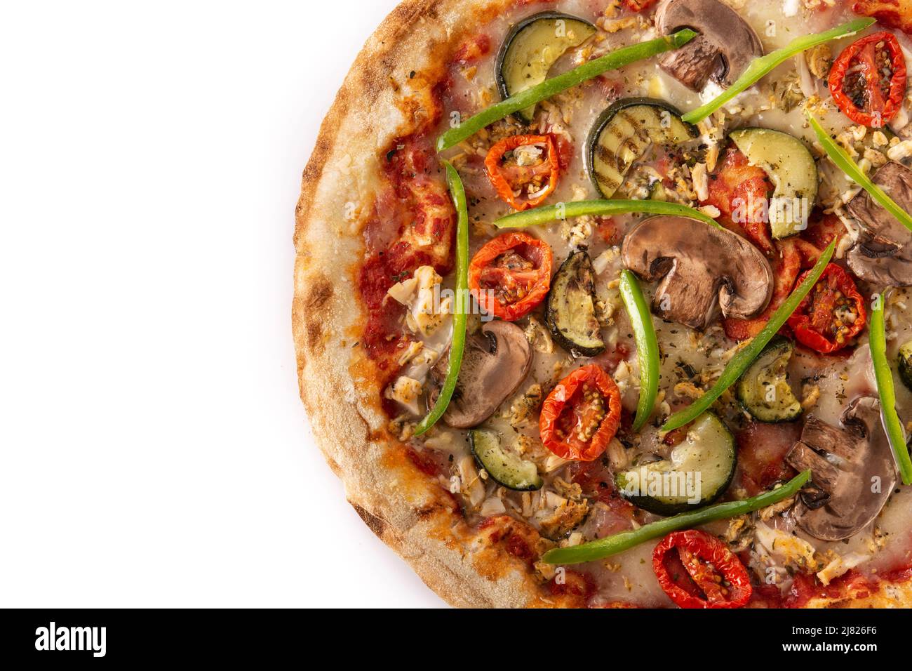 Pizza vegetariana con calabacín, tomate, pimientos y champiñones aislados sobre fondo blanco Foto de stock