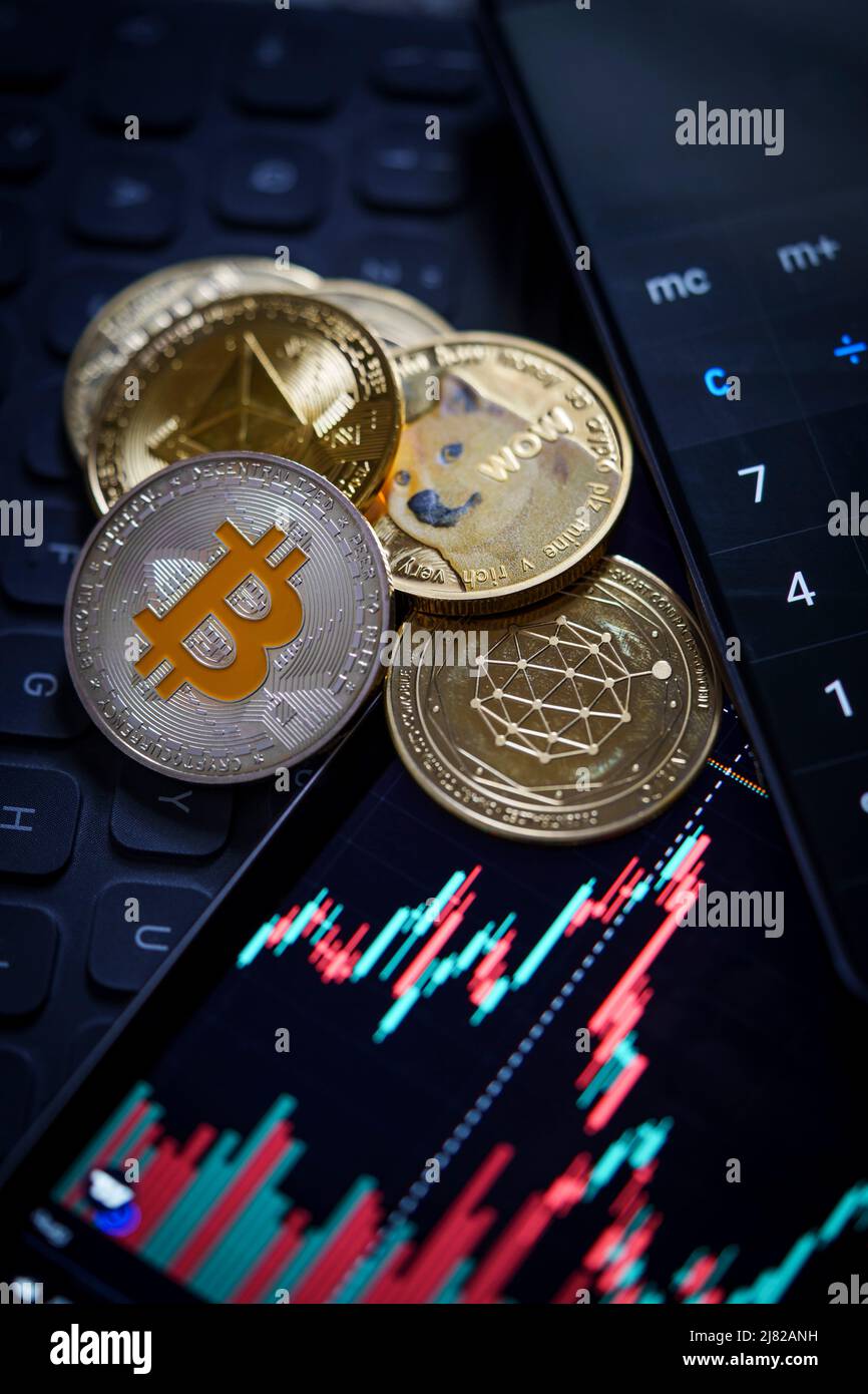 Pila o pila de oro de varias criptomonedas cerca de un monitor con gráfico  de vela y calculadora digital. Bitcoin, Ethereum, Cardano, Litecoin  Fotografía de stock - Alamy