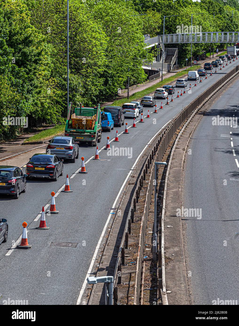 Larga línea de vehículos atrapados en el tráfico en el A41 en Apex Corner, Edgware Way, Inglaterra, Reino Unido. Foto de stock