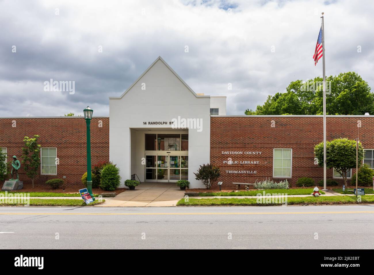 THOMASVILLE, NC, USA-8 MAYO 2022: Biblioteca Pública del Condado Davidson. Entrada principal y señal. Foto de stock