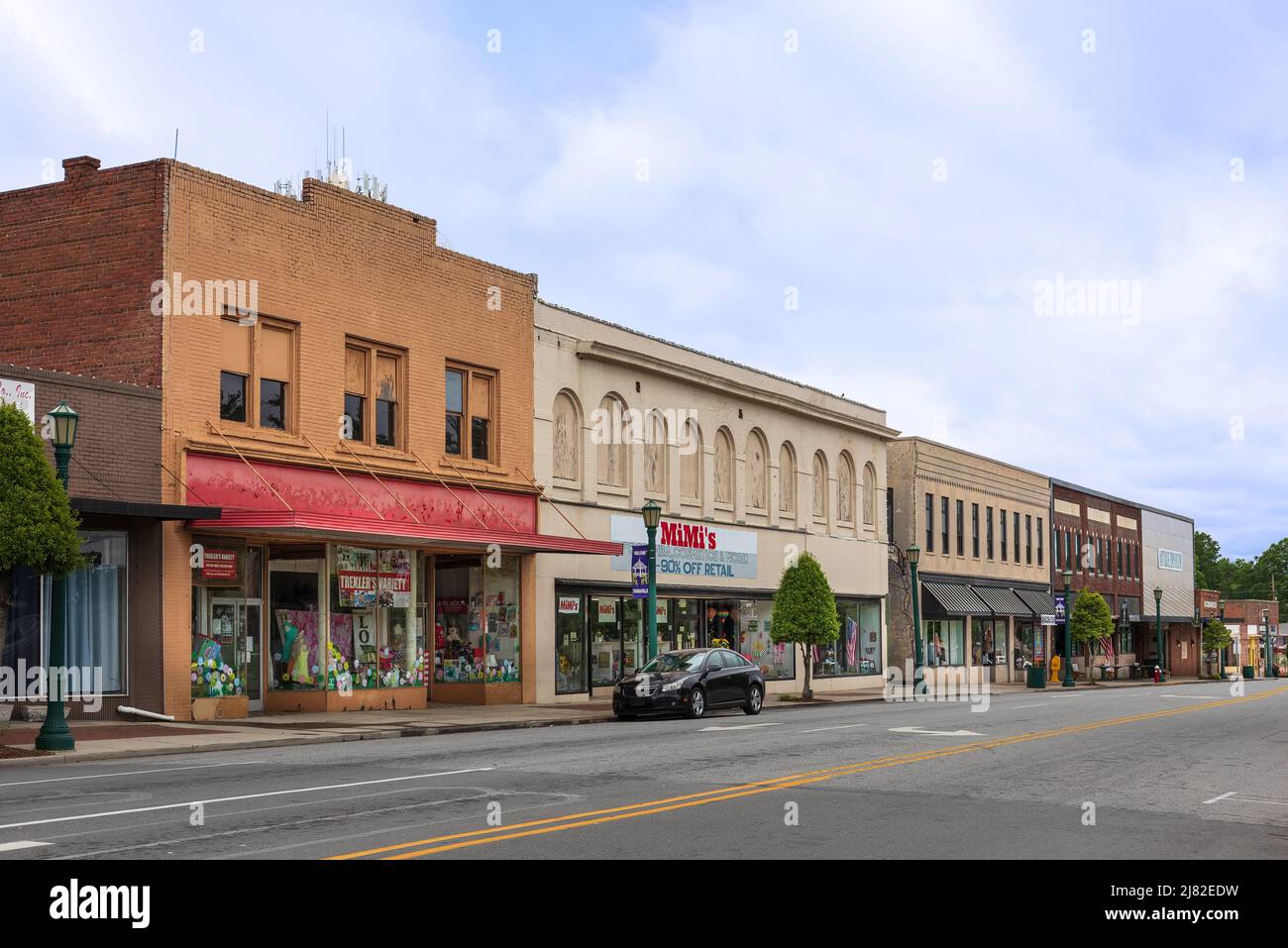THOMASVILLE, NC, EE.UU.-8 DE MAYO de 2022: Un bloque de edificios antiguos de tiendas en la calle principal. Perspectiva diagonal. Foto de stock