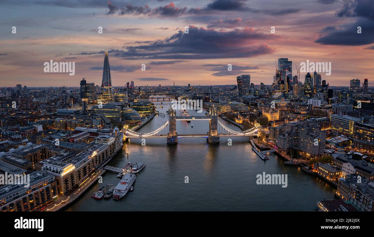 Vista aérea del Puente de la Torre iluminado y del horizonte de Londres Foto de stock